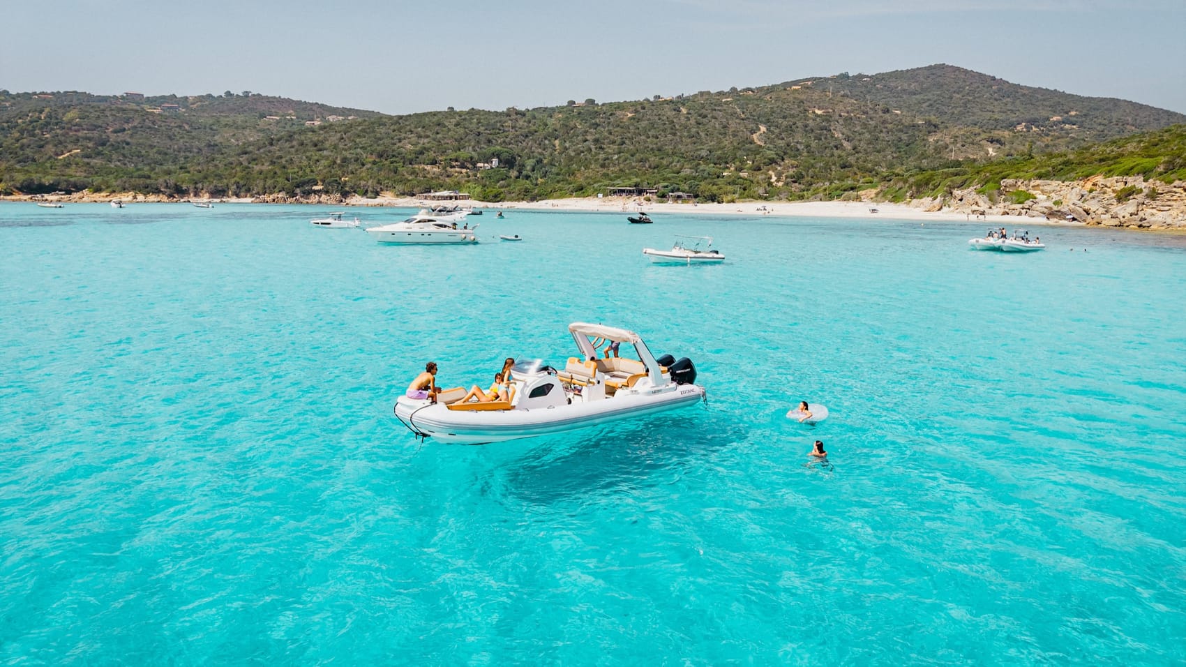 Crique turquoise en Corse-du-Sud