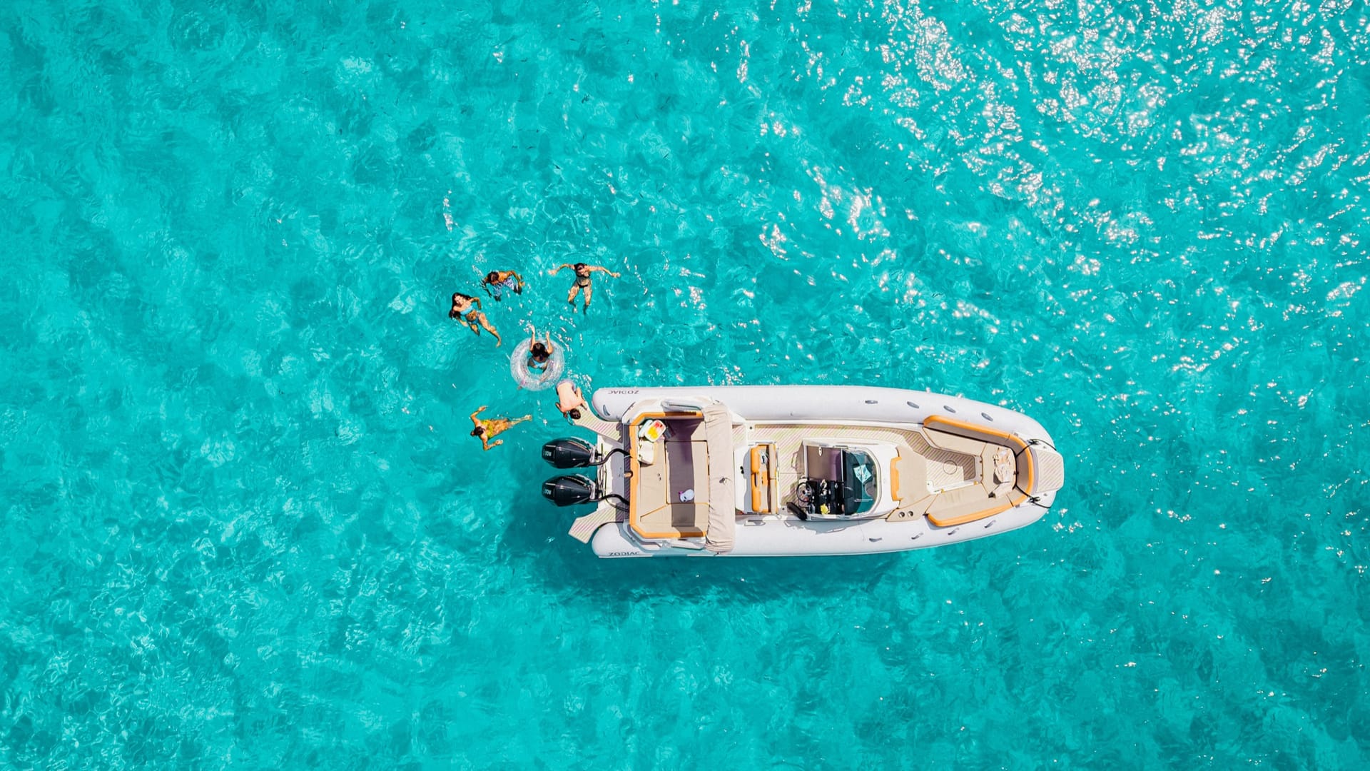 Vue aérienne d’un bateau Marinaloc sur une eau turquoise en Corse-du-Sud