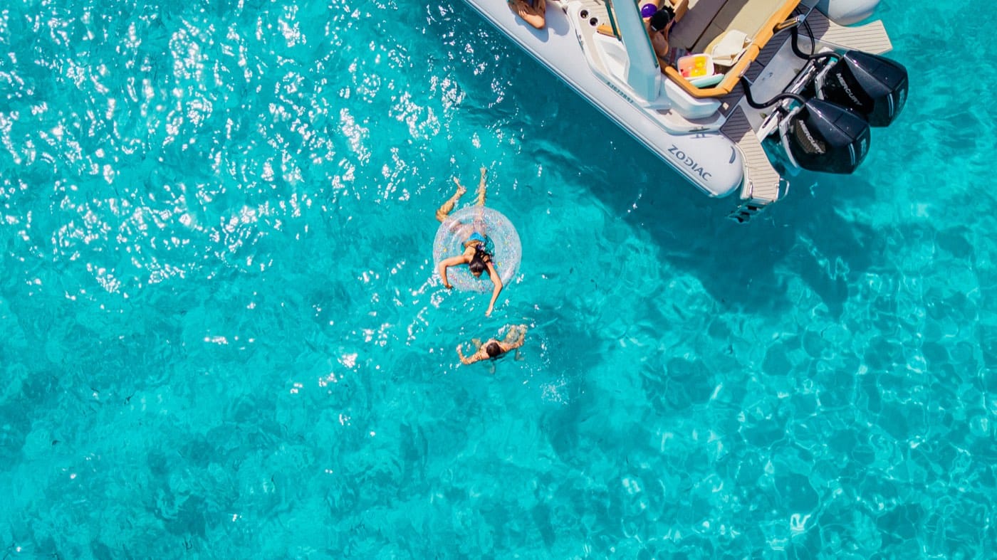 Mer turquoise et côte rocheuse de Corse-du-Sud