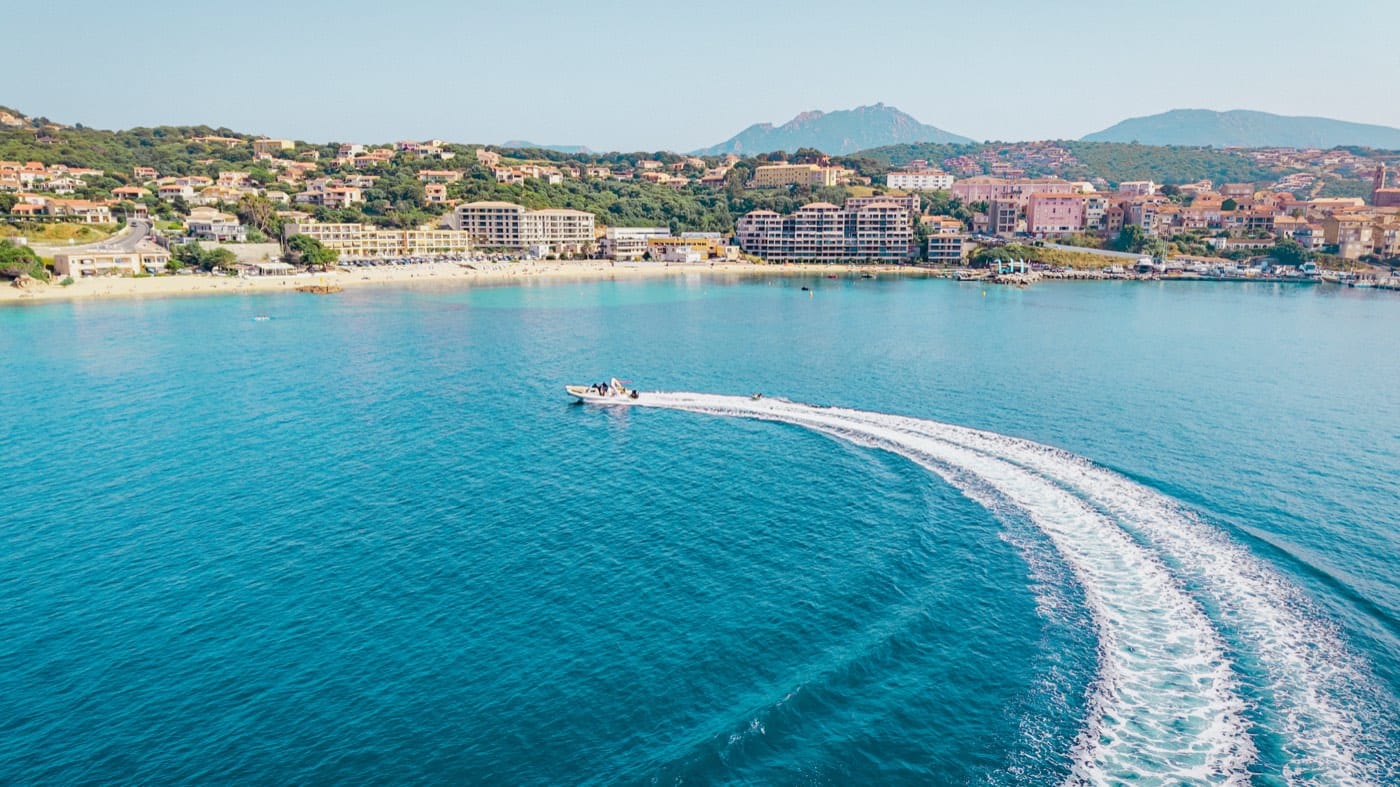 Vue aérienne d’une crique corse aux eaux claires