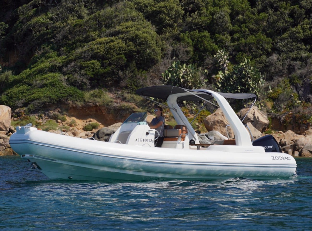 Paysage marin de la Corse-du-Sud vu depuis un bateau Marinaloc