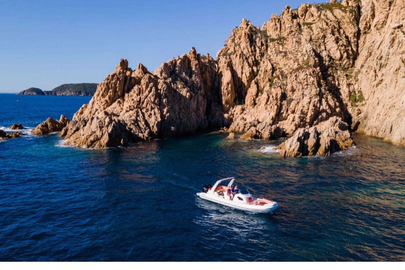Vue aérienne d’une crique corse aux eaux claires